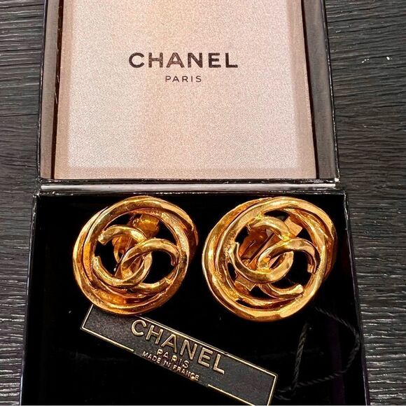 Chanel Vintage Gold Hammered Logo Cutout Clip On - Picture 3 of 11
